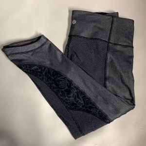 Lululemon women’s size 6 Grey color block cropped stretch leggings.